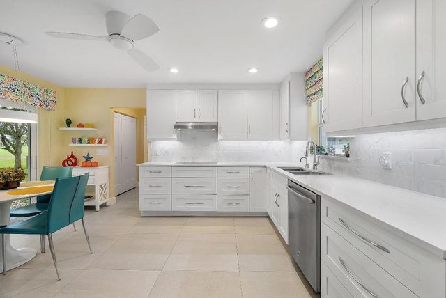 24 Oaks Lane, Boynton Beach, FL 33436