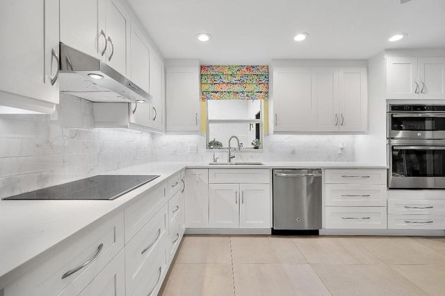 24 Oaks Lane, Boynton Beach, FL 33436