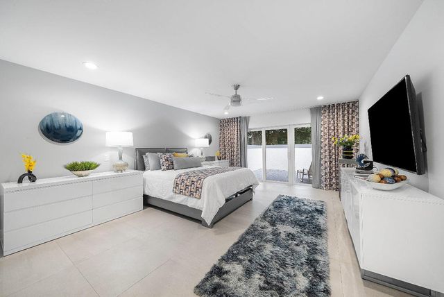 24 Oaks Lane, Boynton Beach, FL 33436