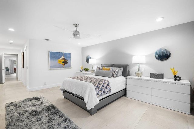 24 Oaks Lane, Boynton Beach, FL 33436