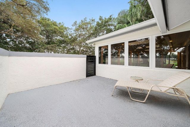 24 Oaks Lane, Boynton Beach, FL 33436