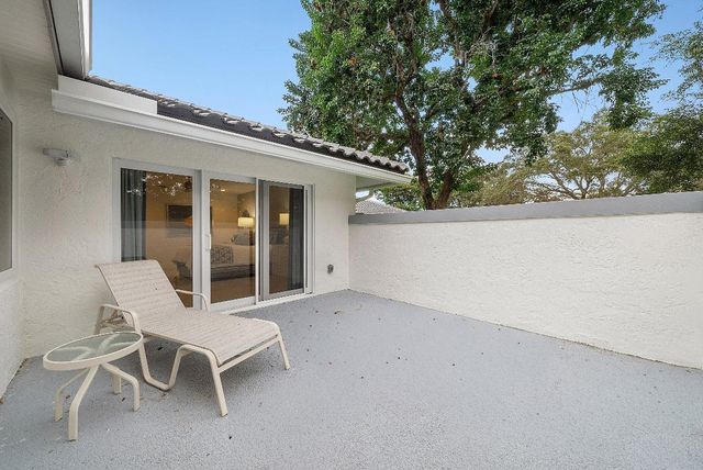 24 Oaks Lane, Boynton Beach, FL 33436