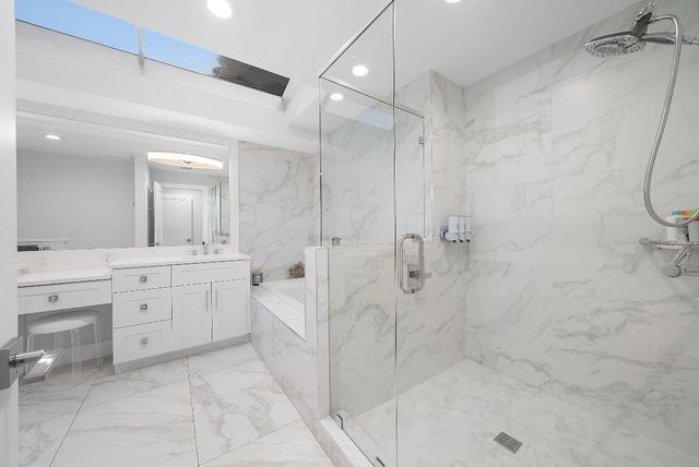 24 Oaks Lane, Boynton Beach, FL 33436