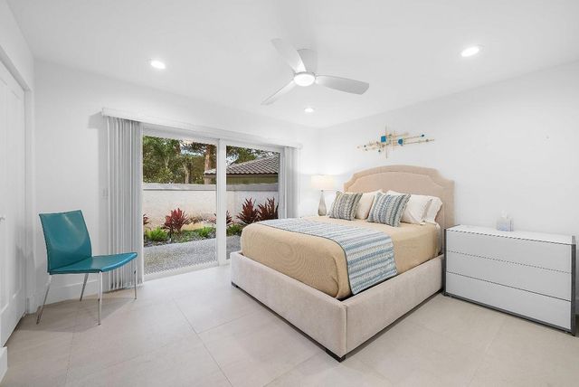 24 Oaks Lane, Boynton Beach, FL 33436