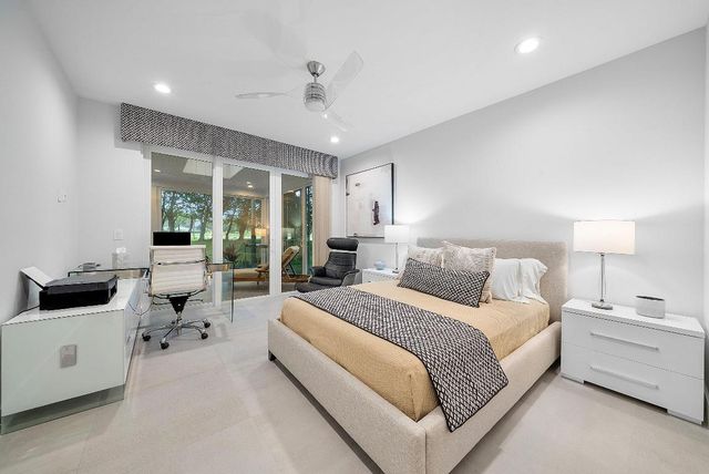 24 Oaks Lane, Boynton Beach, FL 33436