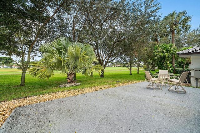 24 Oaks Lane, Boynton Beach, FL 33436