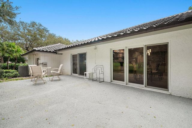 24 Oaks Lane, Boynton Beach, FL 33436