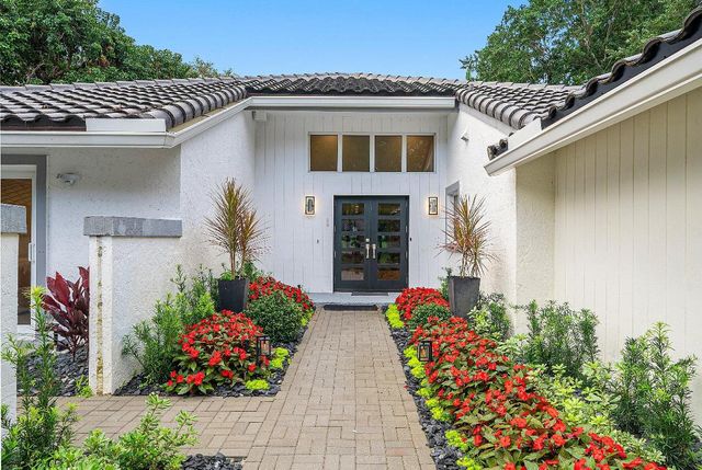 24 Oaks Lane, Boynton Beach, FL 33436