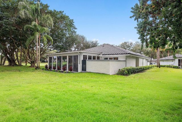 24 Oaks Lane, Boynton Beach, FL 33436