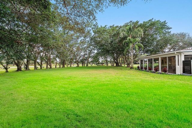 24 Oaks Lane, Boynton Beach, FL 33436
