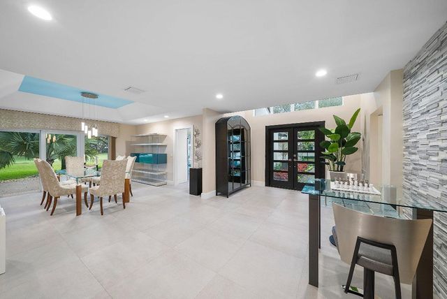 24 Oaks Lane, Boynton Beach, FL 33436