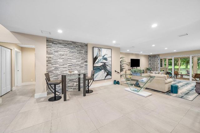 24 Oaks Lane, Boynton Beach, FL 33436