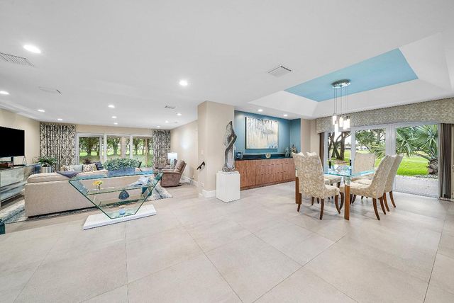 24 Oaks Lane, Boynton Beach, FL 33436