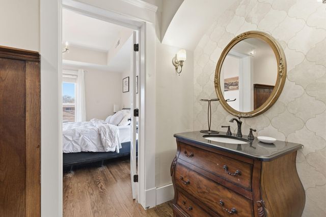 1215 N Benton Avenue, Springfield, MO 65802