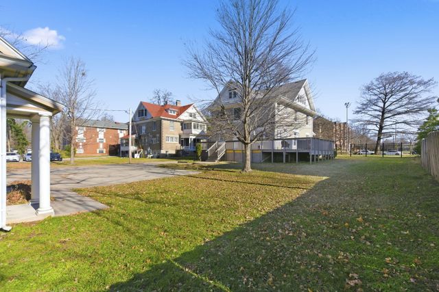 1215 N Benton Avenue, Springfield, MO 65802