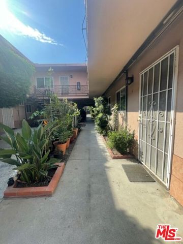13343 Victory Boulevard 8, Van Nuys, CA 91401