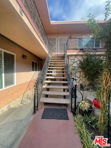 13343 Victory Boulevard 8, Van Nuys, CA 91401