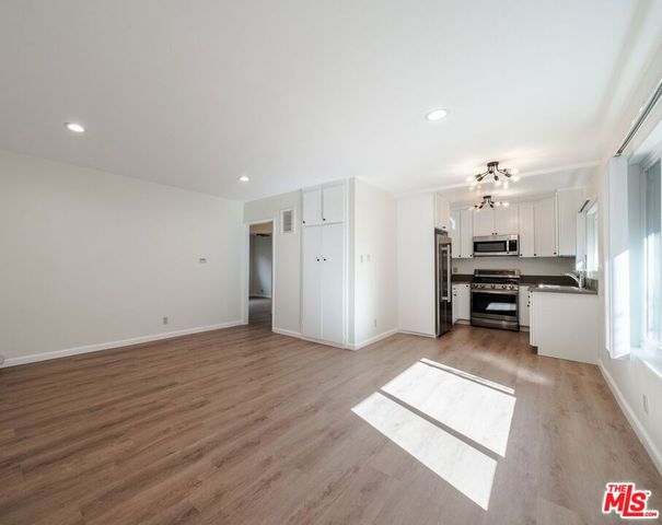 13343 Victory Boulevard 8, Van Nuys, CA 91401