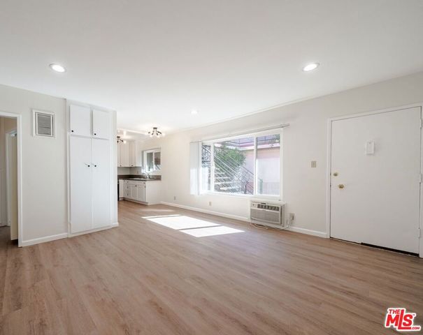 13343 Victory Boulevard 8, Van Nuys, CA 91401
