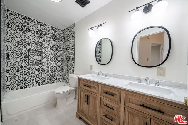 13343 Victory Boulevard 8, Van Nuys, CA 91401