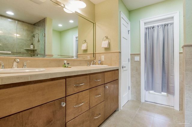 10111 Sinton Dr, Pensacola, FL 32507