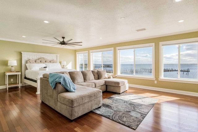 10111 Sinton Dr, Pensacola, FL 32507