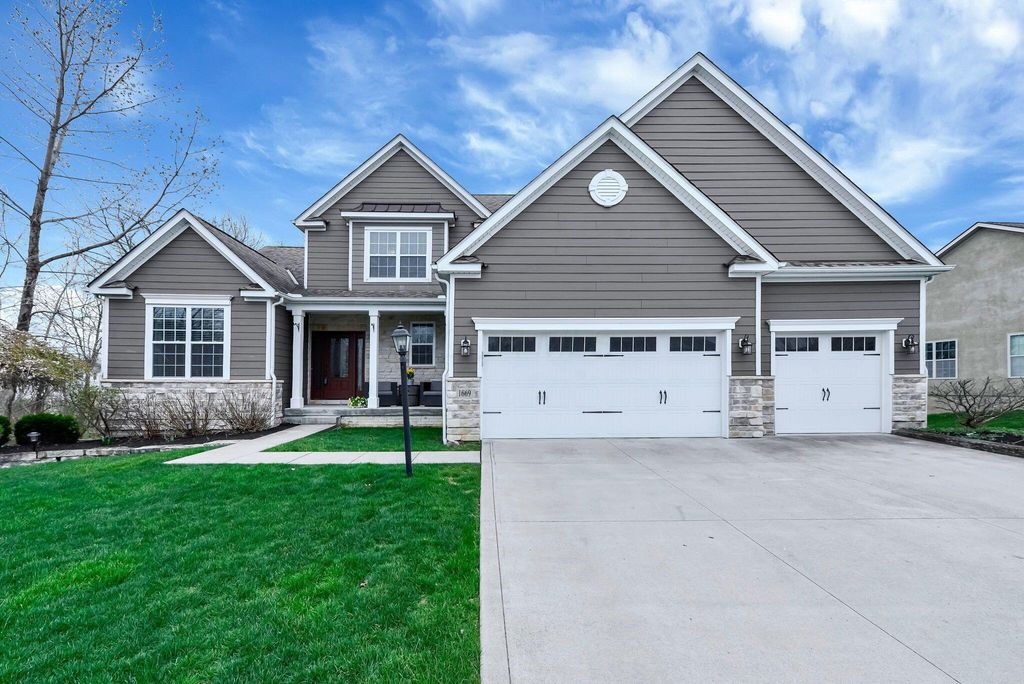 1669 Forest View Drive, Pataskala, OH 43062