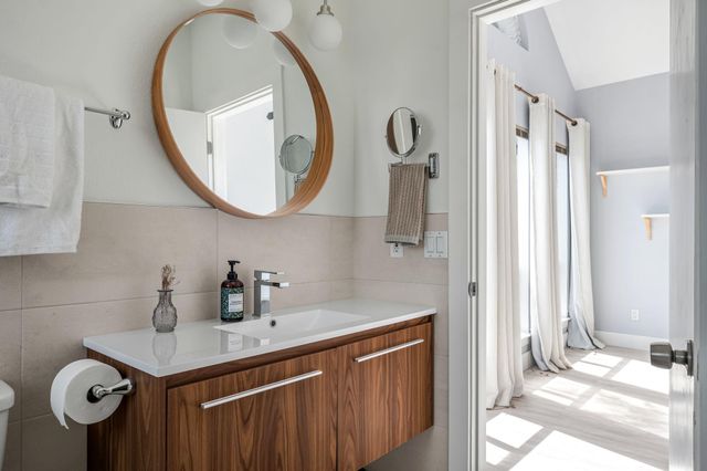 1910 Robbins PL 311, Austin, TX 78705