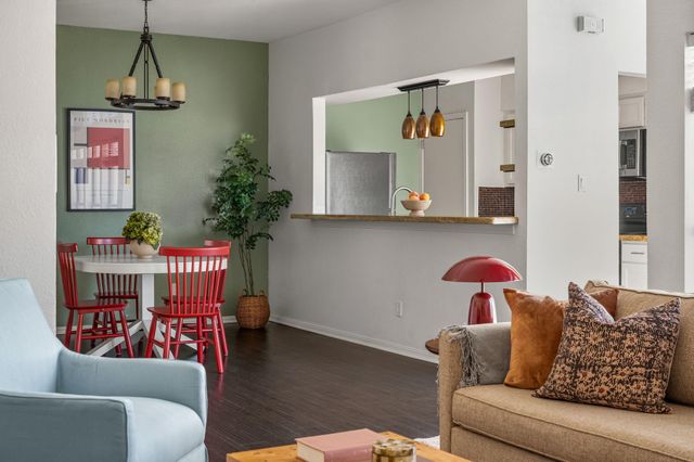 1910 Robbins PL 311, Austin, TX 78705