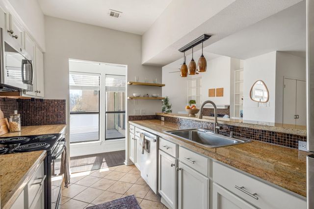 1910 Robbins PL 311, Austin, TX 78705