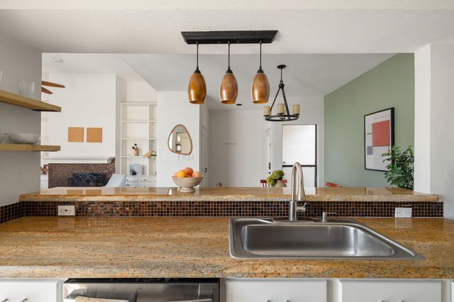 1910 Robbins PL 311, Austin, TX 78705