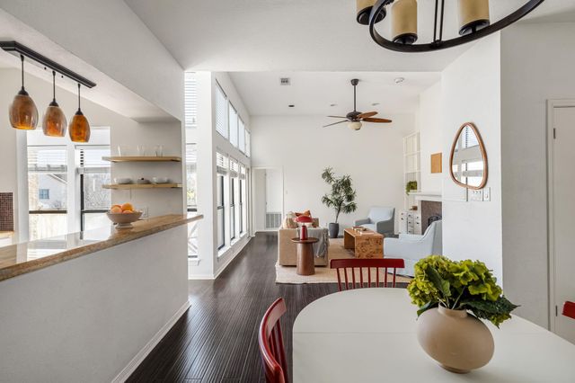 1910 Robbins PL 311, Austin, TX 78705