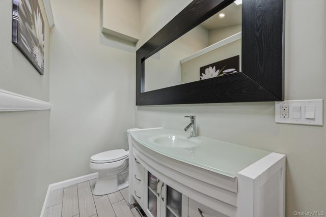 2635 S Seamans Neck Road, Seaford, NY 11783