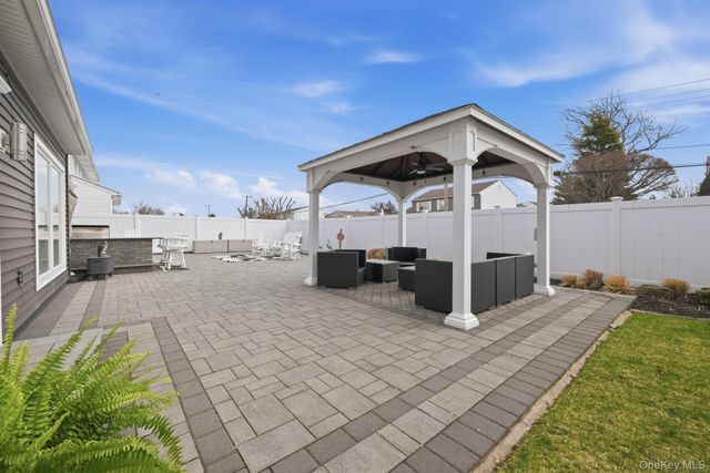 2635 S Seamans Neck Road, Seaford, NY 11783