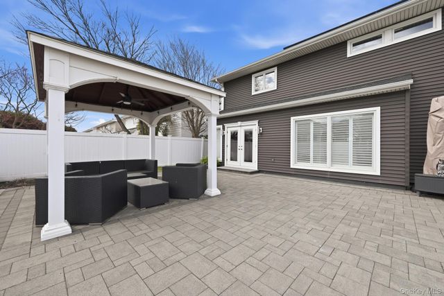 2635 S Seamans Neck Road, Seaford, NY 11783