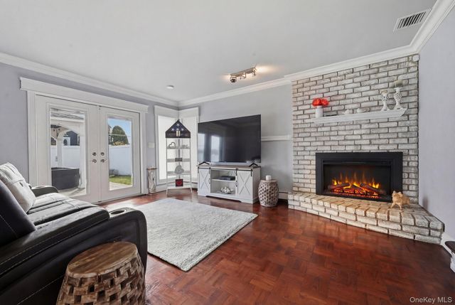 2635 S Seamans Neck Road, Seaford, NY 11783