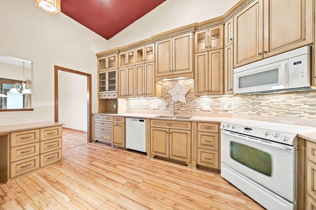 833 Southcross Drive E, Burnsville, MN 55306