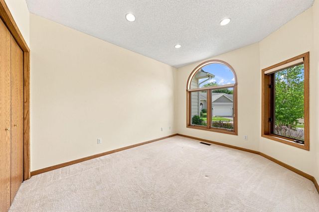 833 Southcross Drive E, Burnsville, MN 55306
