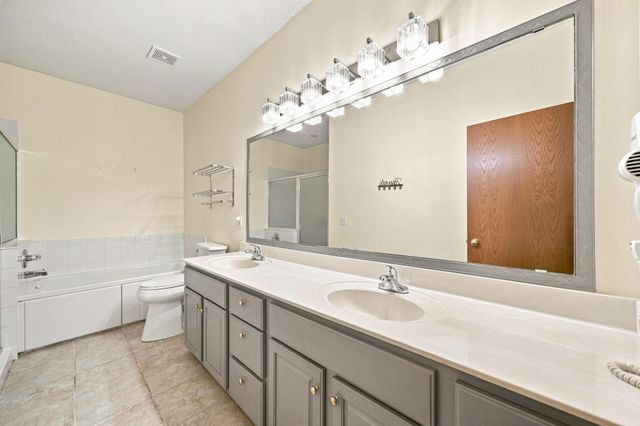 833 Southcross Drive E, Burnsville, MN 55306