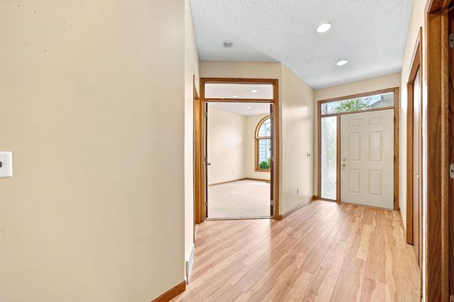 833 Southcross Drive E, Burnsville, MN 55306