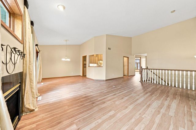 833 Southcross Drive E, Burnsville, MN 55306