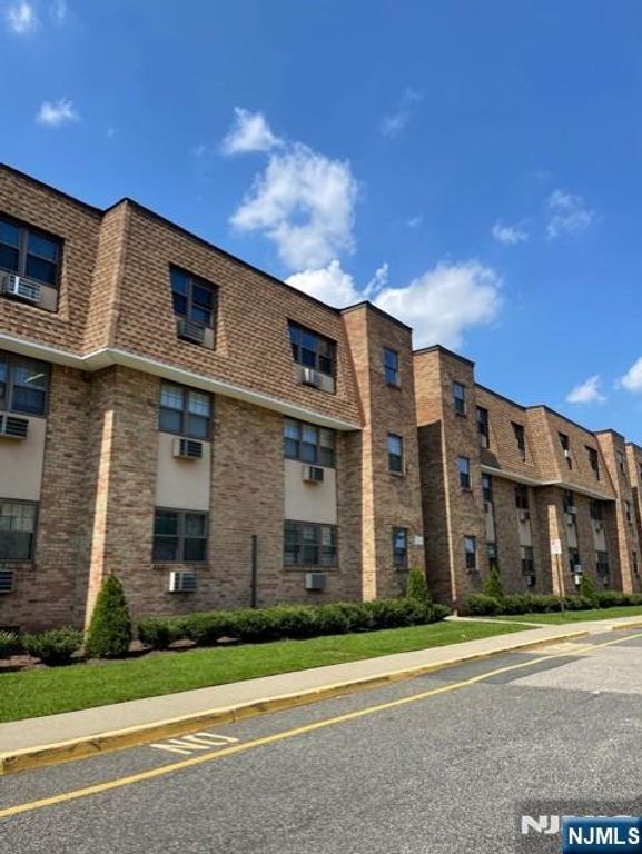 220 Meadow Lane D21, Secaucus, NJ 07094
