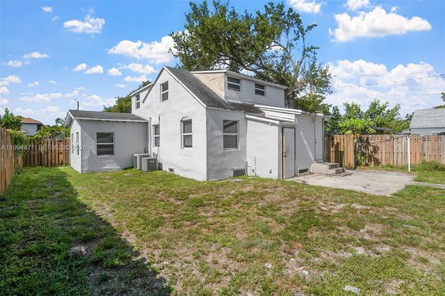 212 SW 11th St, Dania Beach, FL 33004