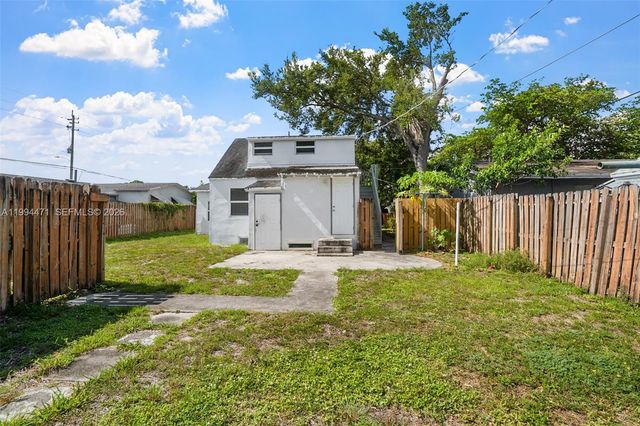 212 SW 11th St, Dania Beach, FL 33004