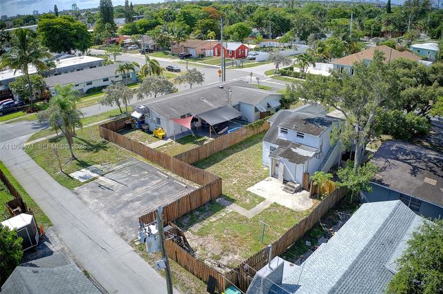 212 SW 11th St, Dania Beach, FL 33004