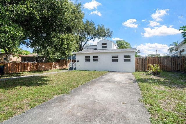 212 SW 11th St, Dania Beach, FL 33004