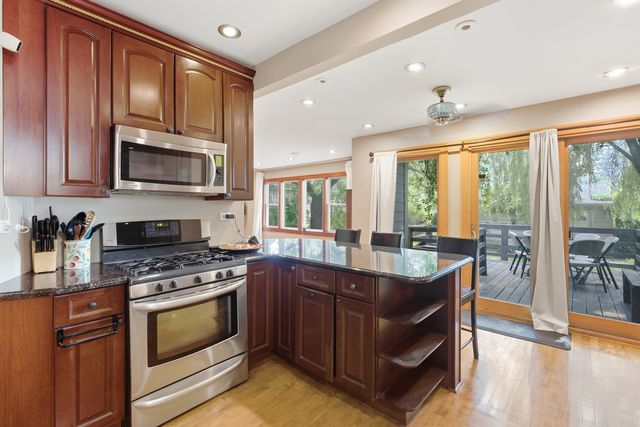 3829 W Addison Street, Chicago, IL 60618