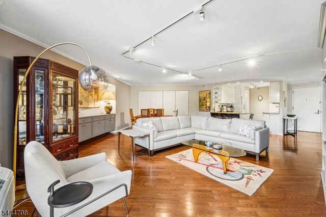 10 Smith Manor Blvd 424, West Orange Twp., NJ 07052