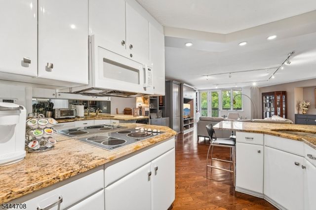 10 Smith Manor Blvd 424, West Orange Twp., NJ 07052