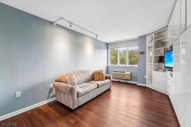 10 Smith Manor Blvd 424, West Orange Twp., NJ 07052